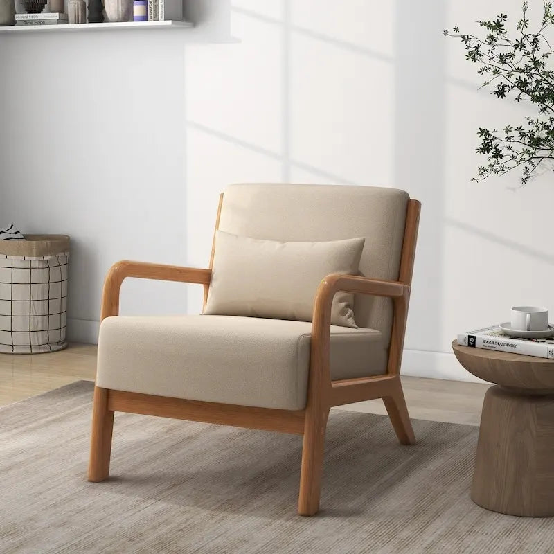 Sillón decorativo tapizado en tela con patas de madera