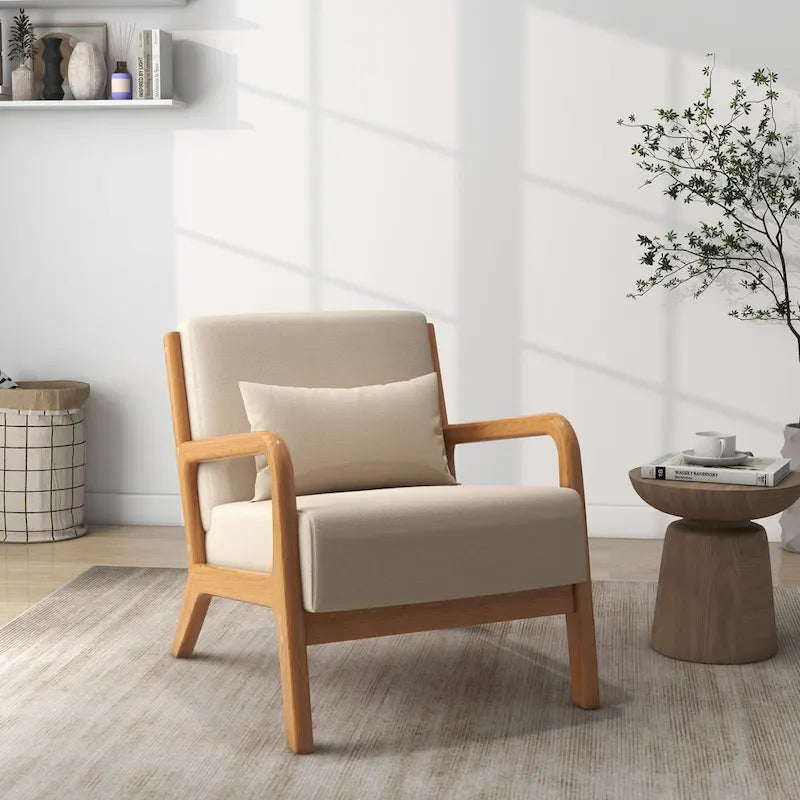 Sillón decorativo tapizado en tela con patas de madera