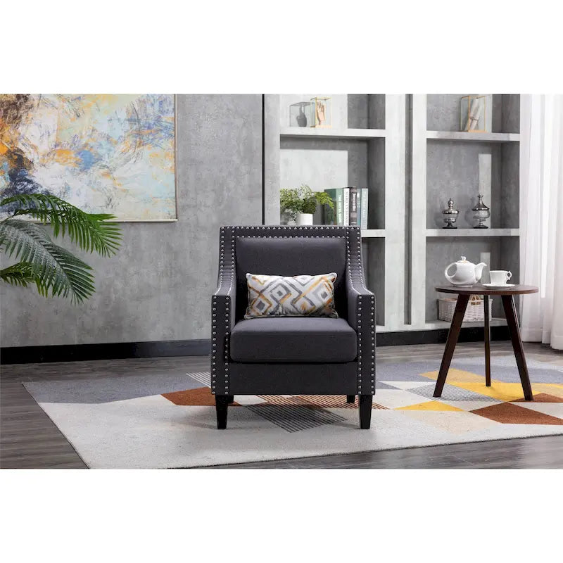 Sillón tapizado en lino con tachuelas y patas de madera maciza
