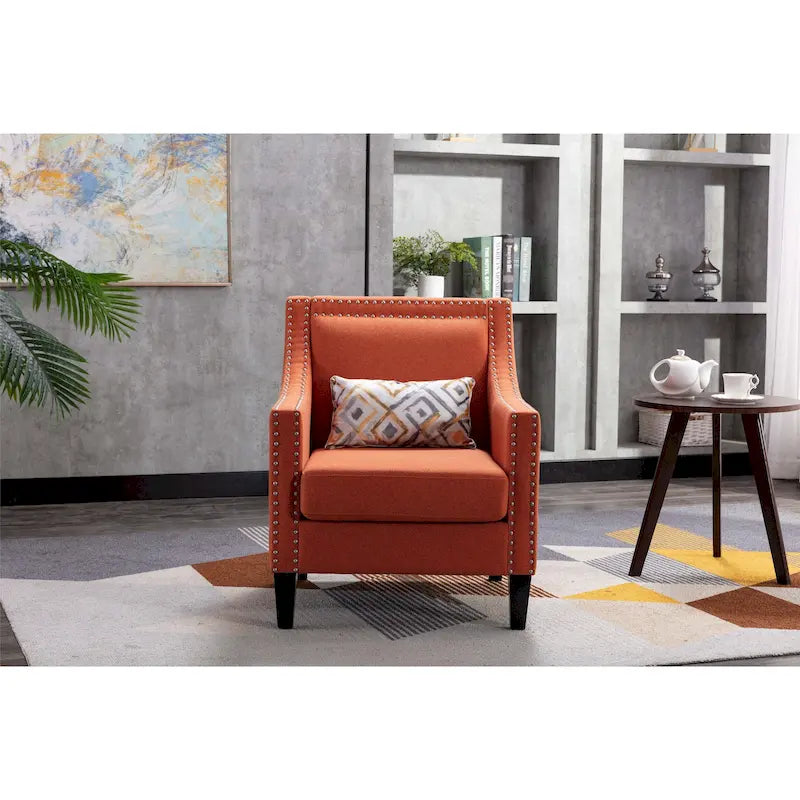 Sillón tapizado en lino con tachuelas y patas de madera maciza