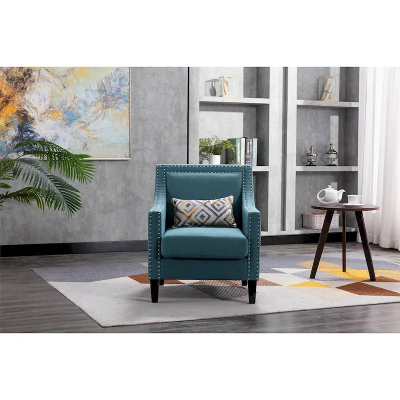 Sillón tapizado en lino con tachuelas y patas de madera maciza