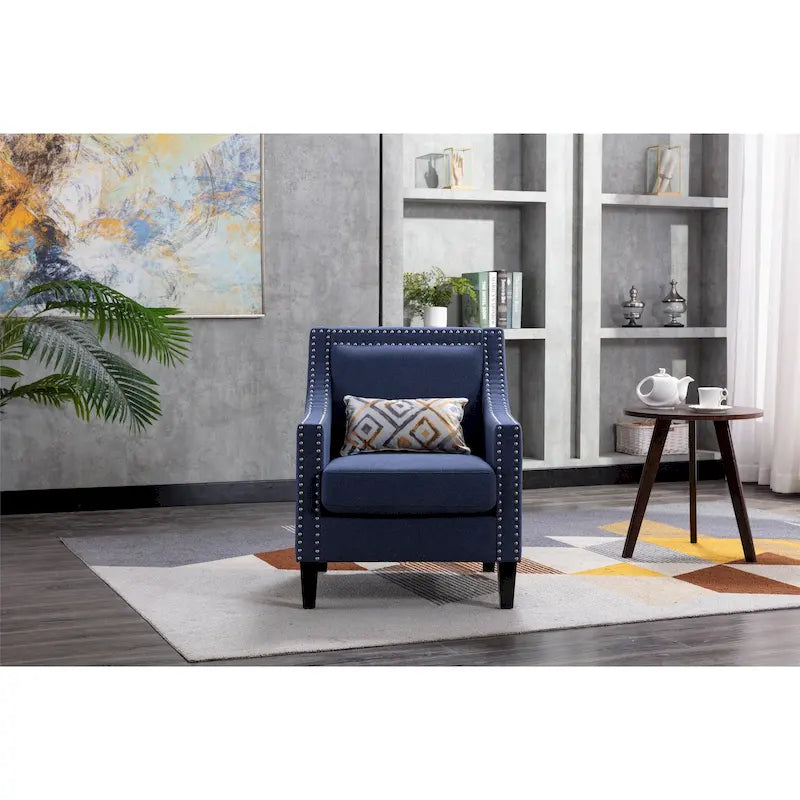 Sillón tapizado en lino con tachuelas y patas de madera maciza