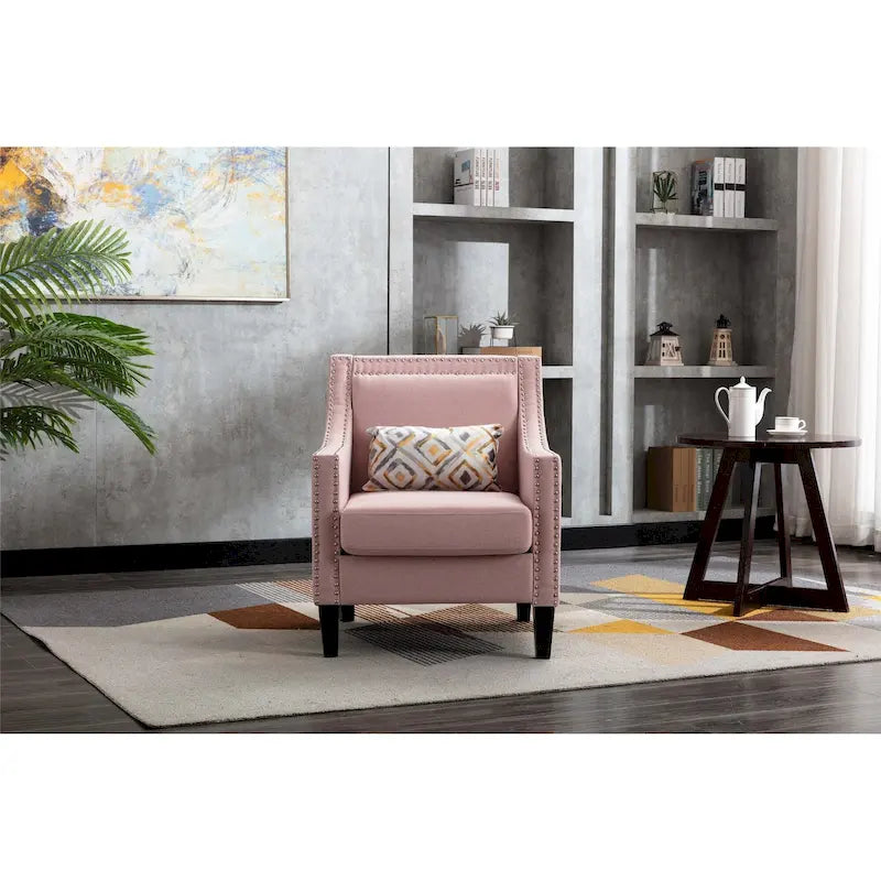 Sillón tapizado en lino con tachuelas y patas de madera maciza