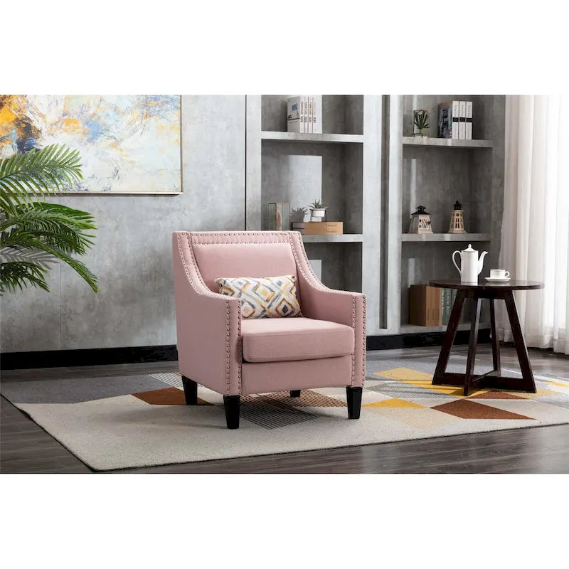 Sillón tapizado en lino con tachuelas y patas de madera maciza