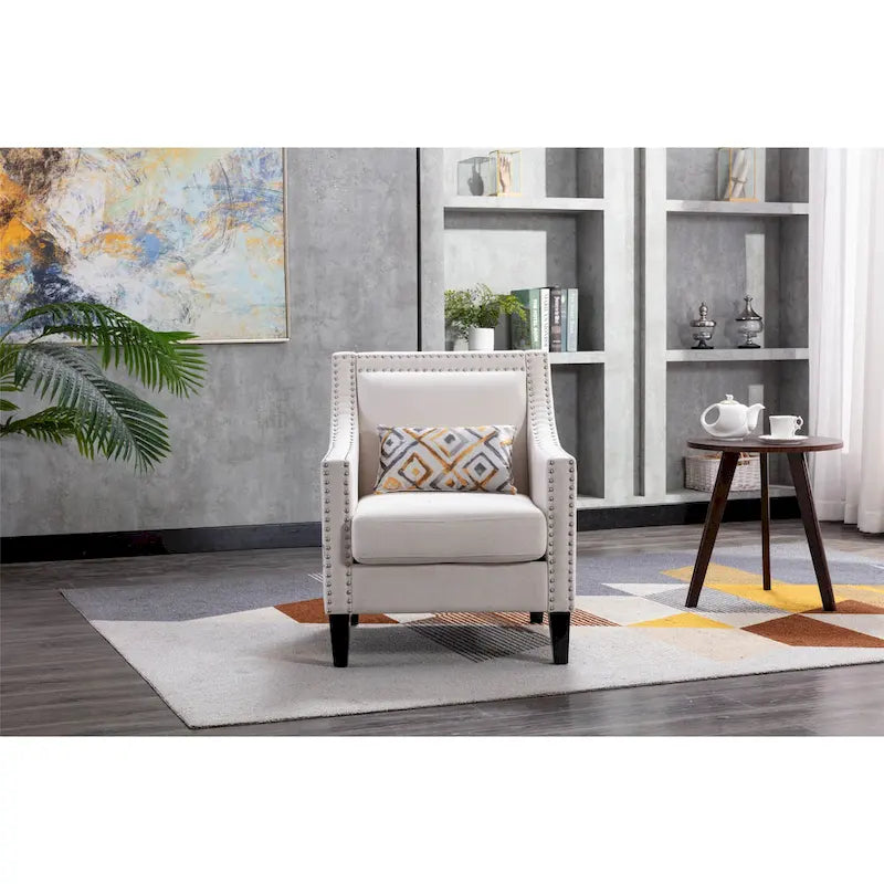 Sillón tapizado en lino con tachuelas y patas de madera maciza