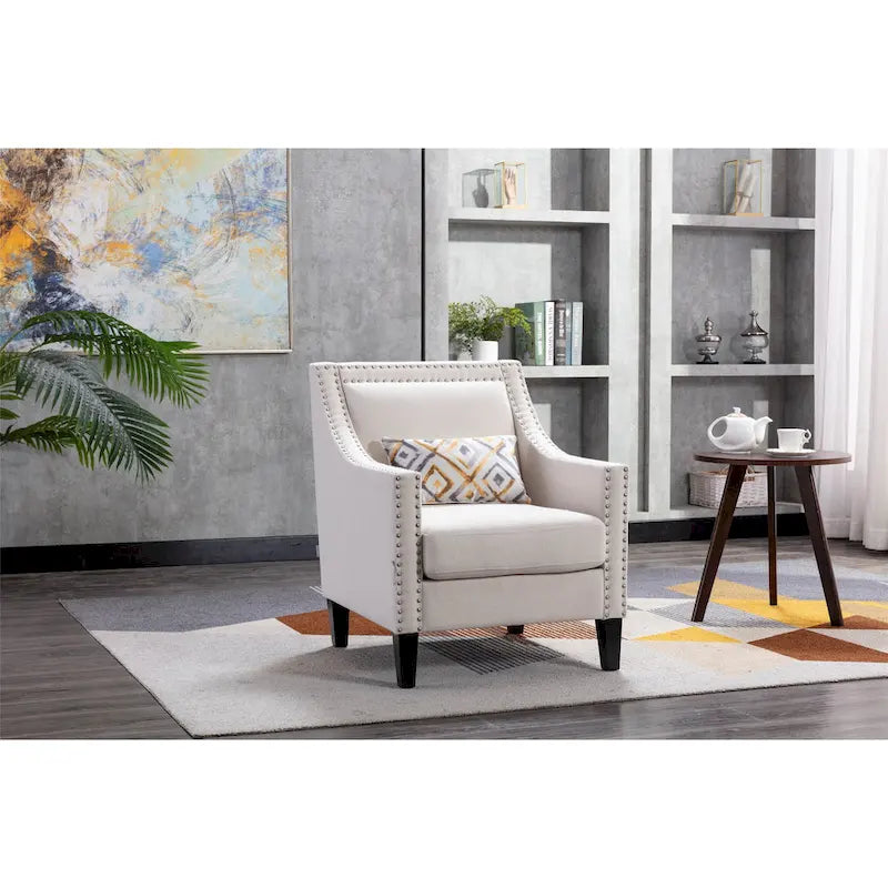 Sillón tapizado en lino con tachuelas y patas de madera maciza