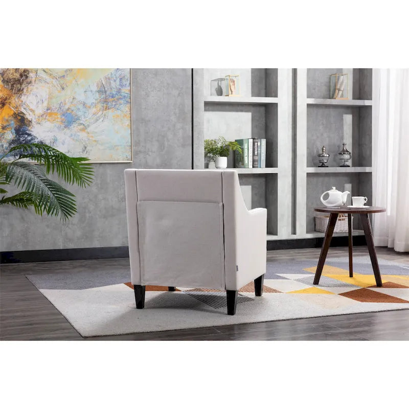 Sillón tapizado en lino con tachuelas y patas de madera maciza