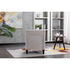 Sillón tapizado en lino con tachuelas y patas de madera maciza