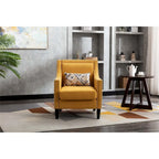 Sillón tapizado en lino con tachuelas y patas de madera maciza
