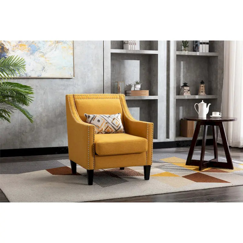 Sillón tapizado en lino con tachuelas y patas de madera maciza