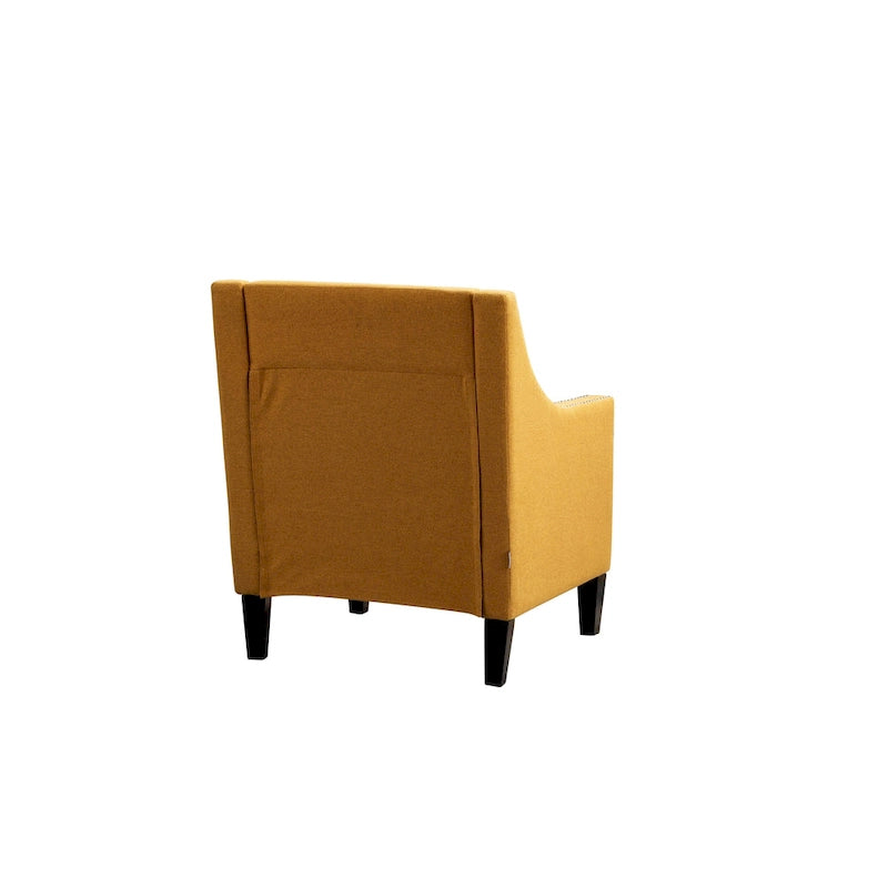 Sillón tapizado en lino con tachuelas y patas de madera maciza