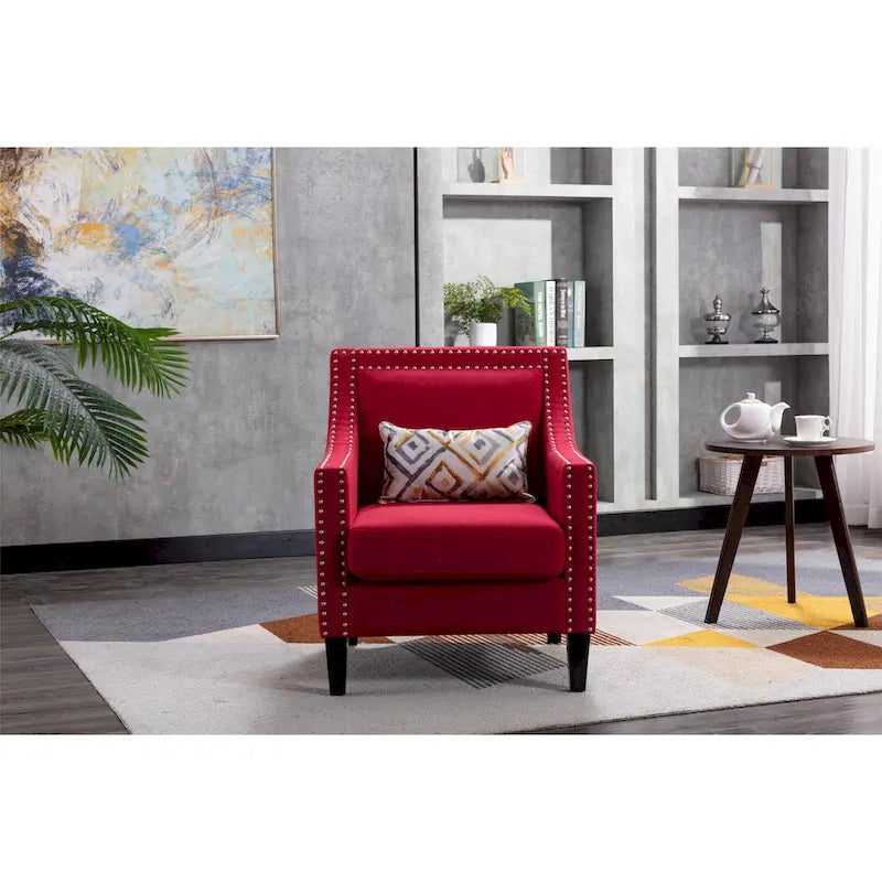 Sillón tapizado en lino con tachuelas y patas de madera maciza