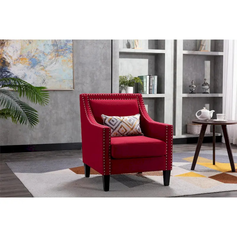 Sillón tapizado en lino con tachuelas y patas de madera maciza