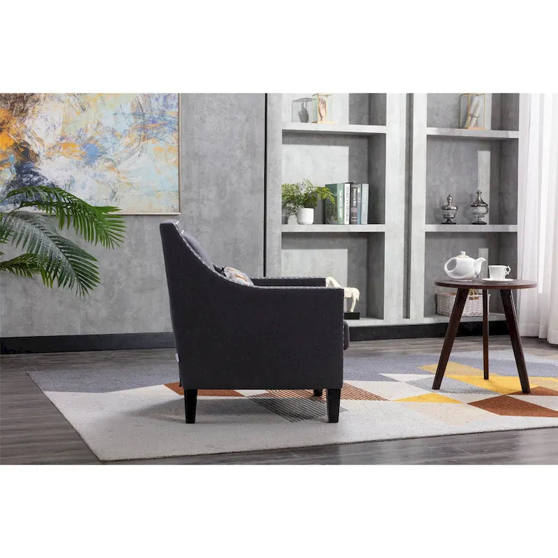 Sillón tapizado en lino con tachuelas y patas de madera maciza