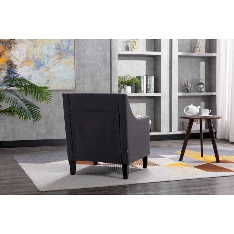 Sillón tapizado en lino con tachuelas y patas de madera maciza