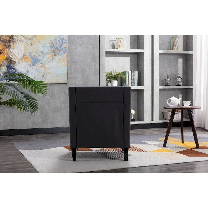 Sillón tapizado en lino con tachuelas y patas de madera maciza