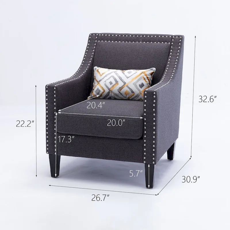 Sillón tapizado en lino con tachuelas y patas de madera maciza