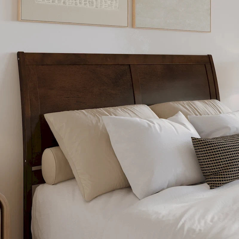 Cama de plataforma de perfil bajo de madera maciza Portland con piecera a juego