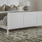 Cama de plataforma de perfil bajo de madera maciza Portland con piecera a juego