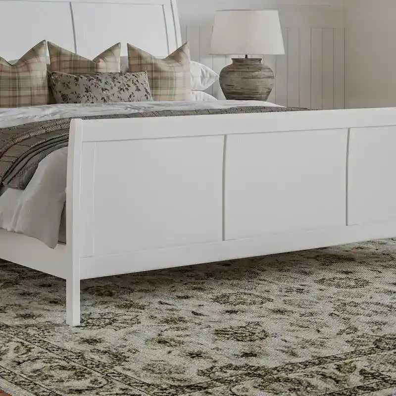Cama de plataforma de perfil bajo de madera maciza Portland con piecera a juego