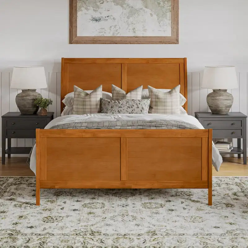 Cama de plataforma de perfil bajo de madera maciza Portland con piecera a juego