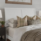 Cama de plataforma de perfil bajo de madera maciza Portland con piecera a juego
