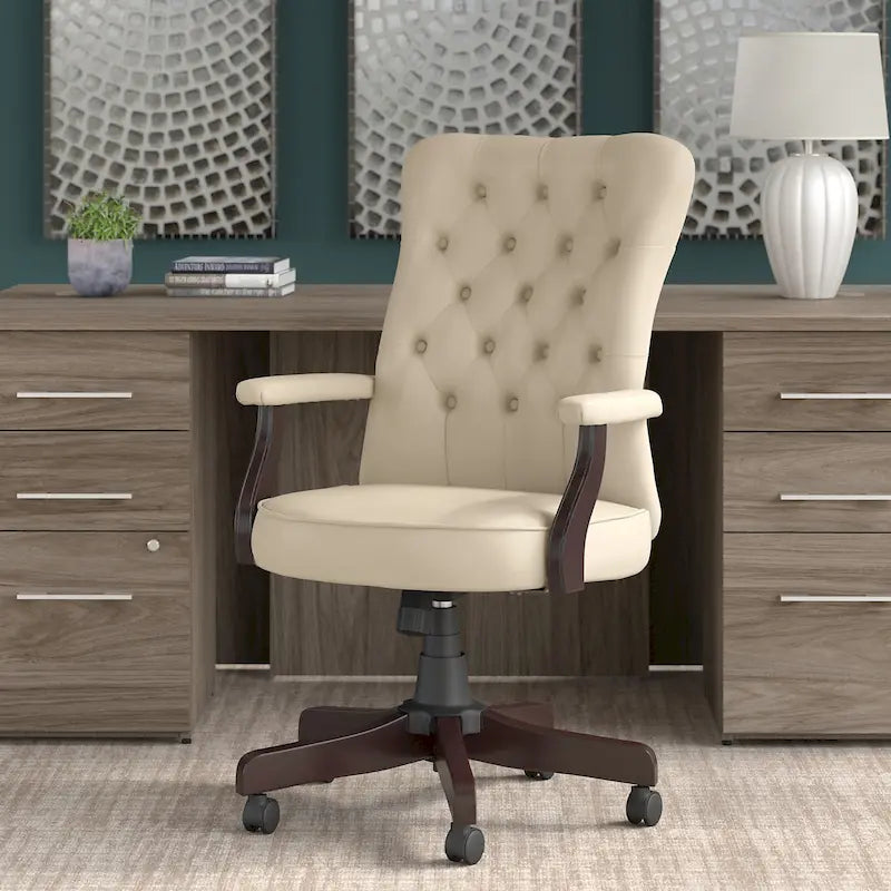 Sillón de oficina con respaldo alto, capitoné y reposabrazos