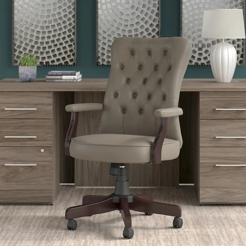 Sillón de oficina con respaldo alto, capitoné y reposabrazos