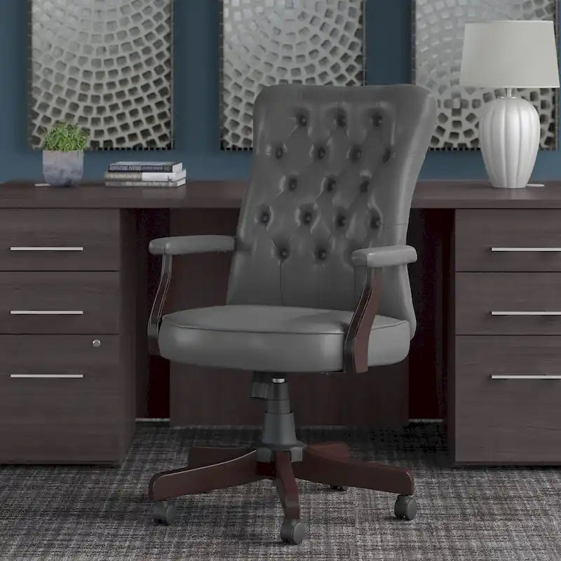 Sillón de oficina con respaldo alto, capitoné y reposabrazos