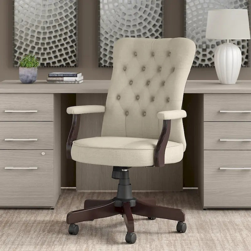 Sillón de oficina con respaldo alto, capitoné y reposabrazos