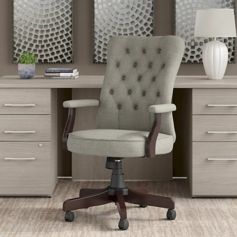 Sillón de oficina con respaldo alto, capitoné y reposabrazos
