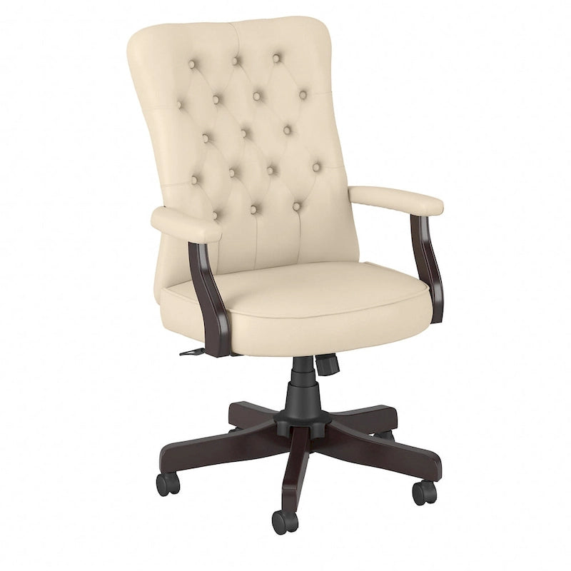 Sillón de oficina con respaldo alto, capitoné y reposabrazos