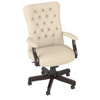 Sillón de oficina con respaldo alto, capitoné y reposabrazos