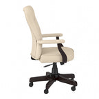 Sillón de oficina con respaldo alto, capitoné y reposabrazos