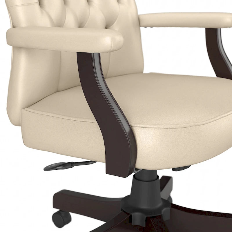 Sillón de oficina con respaldo alto, capitoné y reposabrazos