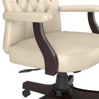 Sillón de oficina con respaldo alto, capitoné y reposabrazos