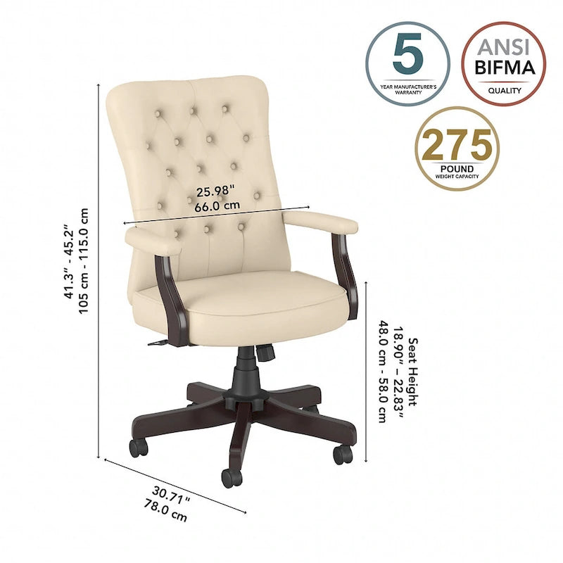 Sillón de oficina con respaldo alto, capitoné y reposabrazos