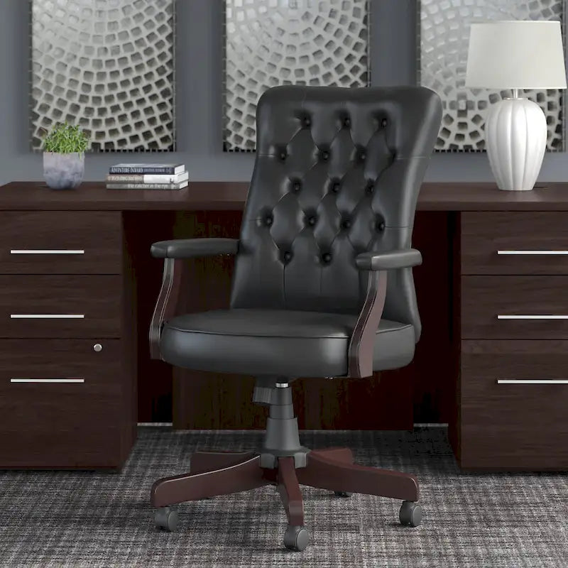 Sillón de oficina con respaldo alto, capitoné y reposabrazos