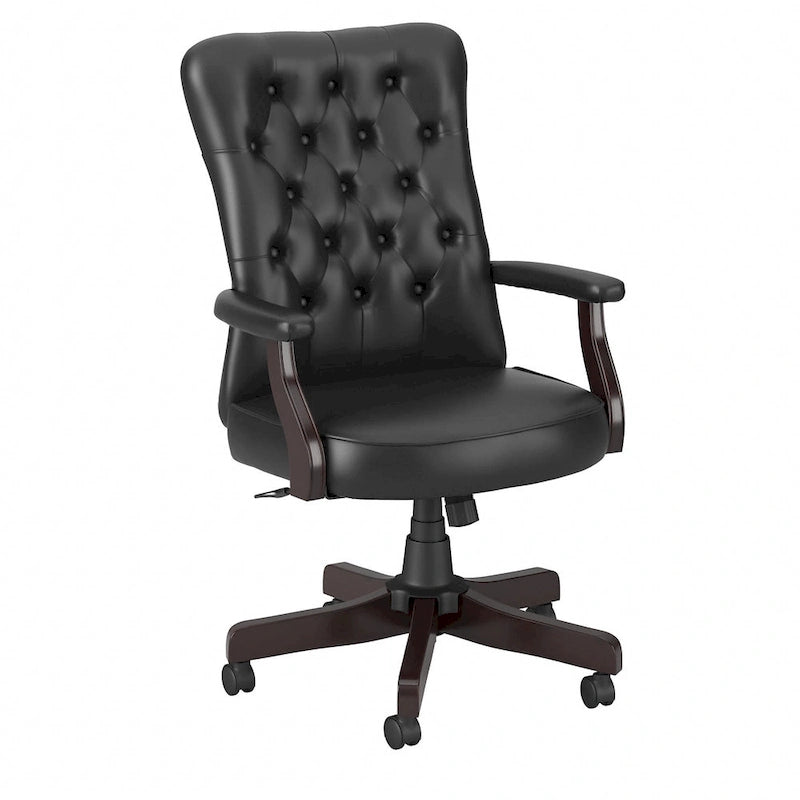Sillón de oficina con respaldo alto, capitoné y reposabrazos