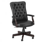 Sillón de oficina con respaldo alto, capitoné y reposabrazos