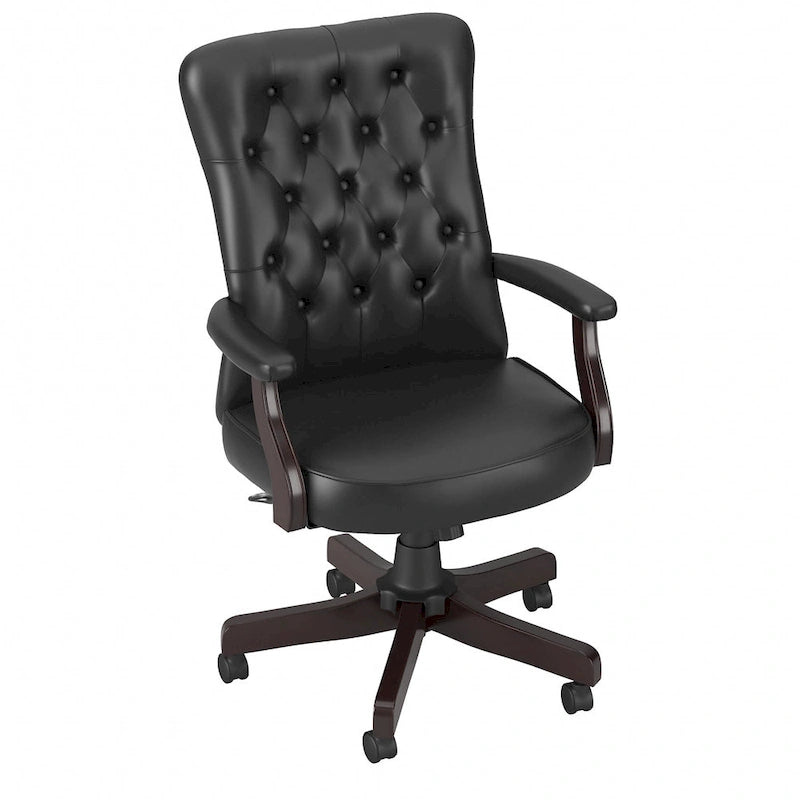 Sillón de oficina con respaldo alto, capitoné y reposabrazos