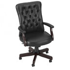 Sillón de oficina con respaldo alto, capitoné y reposabrazos
