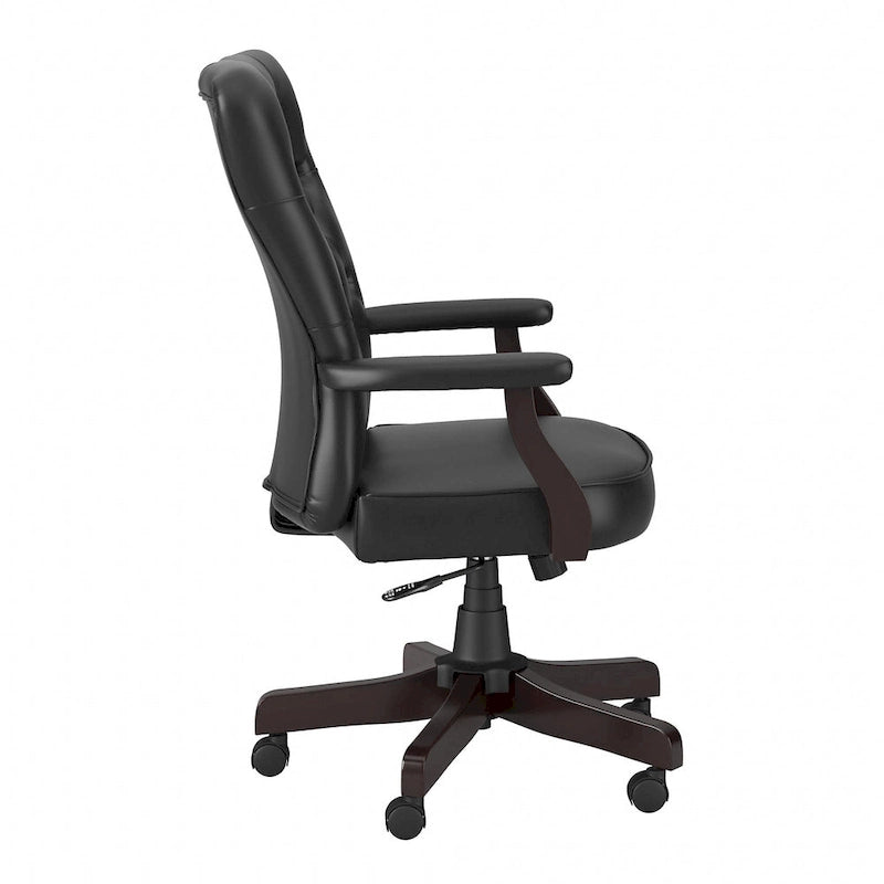 Sillón de oficina con respaldo alto, capitoné y reposabrazos