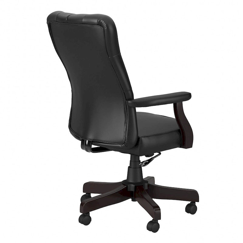 Sillón de oficina con respaldo alto, capitoné y reposabrazos