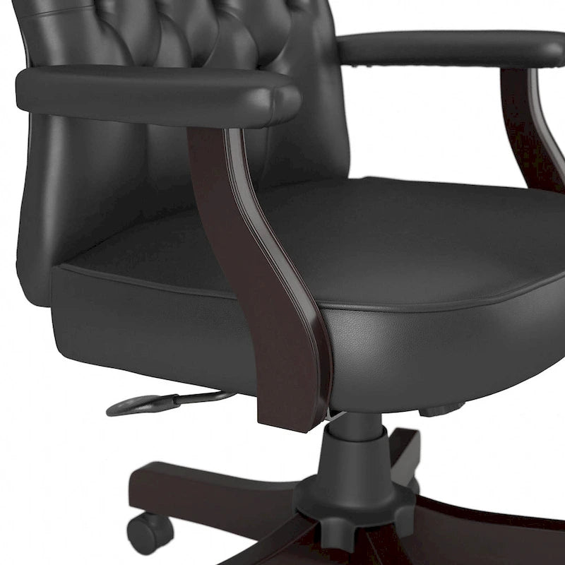 Sillón de oficina con respaldo alto, capitoné y reposabrazos