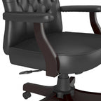 Sillón de oficina con respaldo alto, capitoné y reposabrazos