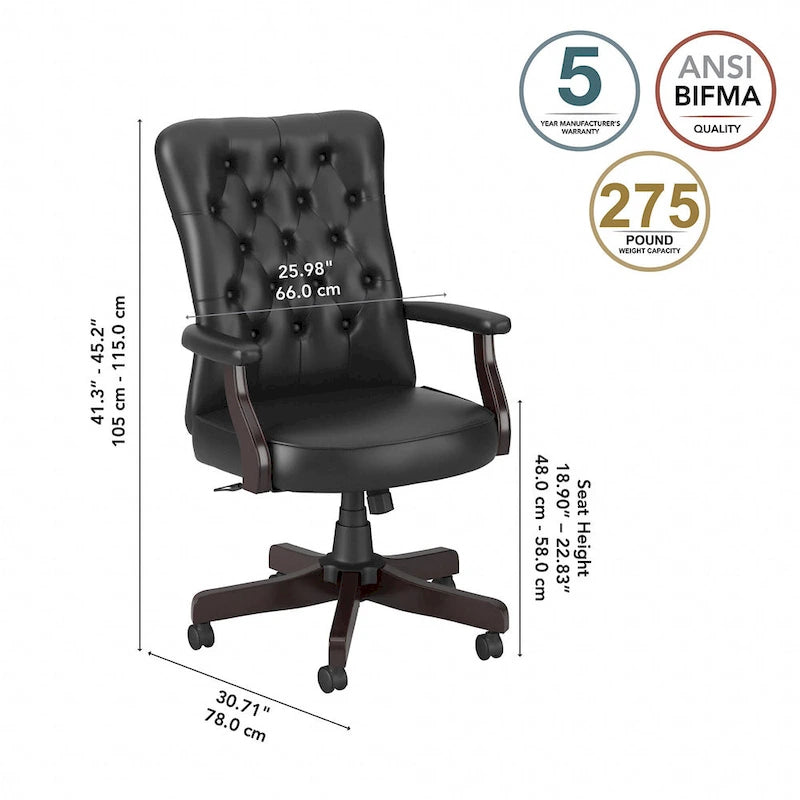 Sillón de oficina con respaldo alto, capitoné y reposabrazos