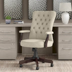 Sillón de oficina con respaldo alto, capitoné y reposabrazos