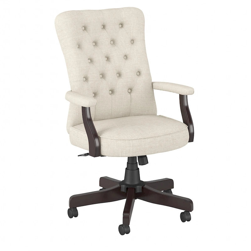 Sillón de oficina con respaldo alto, capitoné y reposabrazos