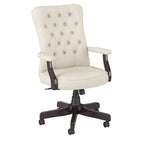 Sillón de oficina con respaldo alto, capitoné y reposabrazos